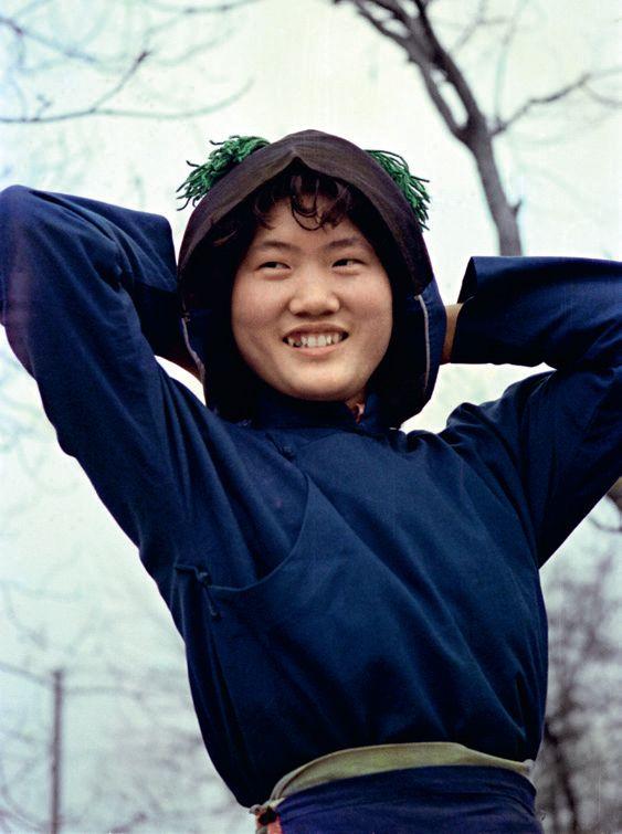 身着传统服饰的女青年昆山正仪,1984年韦鸣摄